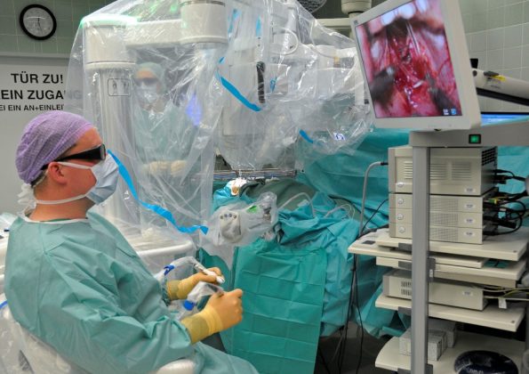 Robotergestützte Gesichtschirurgie: Henning Wieker, Leitender Oberarzt am Universitätsklinikum Schleswig-Holstein, mit dem System "Symani". Foto: UKSH, Campus Kiel